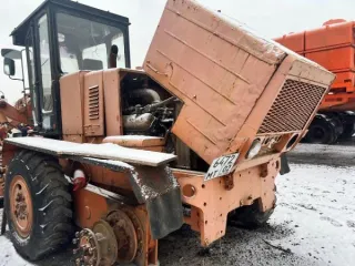 Автогрейдер ГС-18.05 2009 года, госномер МТ 6472 02. Страна-производитель: г. Брянск. VIN: 090020 (125). Год выпуска: 2009. Заводской номер машины (рамы): 090020. Номер двигателя: 90279588. Цвет: оранжево-черный. Паспорт самоходной машины (ПСМ): ВЕ № 550027 от 04.09.2009г. Мощность двигателя: 130…