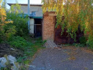 Нежилое складское 1-этажное здание с кадастровым номером 02:59:010101:2579 площадью 184,7 кв. м, вместе с земельным участком с кадастровым номером 02:59:030304:2366, площадью 392 кв. м. Общая площадь: 184.7. Кадастровый номер: 02:59:010101:2579 | 02:59:030304:2366. Количество этажей: 1.