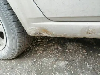 Toyota Ipsum 2001 года, 160 л.с., пробег 261797 км, АКПП. Цвет серый. Кузов АСМ260001992. Состояние: сгнившие пороги, кузов по днищу гнилой, задняя дверь гнилая, капот, решётка радиатора и передний бампер после удара, повреждён пластик салона, отсутствует задний редуктор привода и кардан.