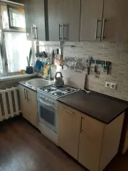 Квартира в Калининграде, 35 кв.м, 1 комната. Адрес: Калининградская обл., г. Калининград, ул. П. Морозова, д. 53, кв. 2, кадастровый номер: 39:15:150830:482, 1 этаж. Вместе с официальной площадью квартиры, указанной в выписке из ЕГРН, в данной квартире имеется неучтенная дополнительная площадь…