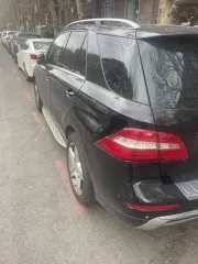 Mercedes-Benz M-Класс, 2015 года, 333 лс, 266 000 км, полный привод, АКПП. Автомобиль марки/модели Мерседес Бенз/Mercedes-Benz ML 400 4MATIC, VIN: WDC1660561A556400, год выпуска 2015, цвет автомобиля: Чёрный, салон - кожаный, климат-контроль