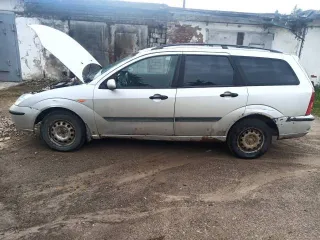 Ford Focus 2002 года выпуска, цвет серый/серебристый. VIN: X9FNXXEEDN2G02715, ПТС: 47TA940267, госномер Е285УУ159. Страна изготовления Россия, разрешенная максимальная масса 1715 кг, масса без нагрузки 1258 кг. Находится в совместной собственности.