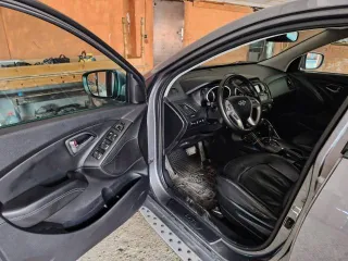 Hyundai ix35 2014 года, VIN TMAJU81EDEJ565022, госномер Н398МР15. Автомобиль не на ходу, находится в разобранном состоянии, неисправны АКПП и ДВС. Транспортное средство в залоге.
