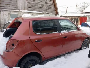 Škoda Fabia 2008 года выпуска, VIN XW8AH15J09K500864, цвет оранжево-красный, автомобиль снят с учета и находится в разукомплектованном состоянии.