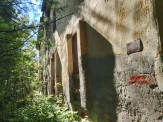 Нежилое двухэтажное здание (оставшаяся часть), общей площадью 368.4 кв.м, кадастровый номер 47:01:1118001:201, вместе с земельным участком общей площадью 830 кв.м, кадастровый номер 47:01:1122001:2063, категория земель – земли населенных пунктов, вид разрешенного использования – бытовое…