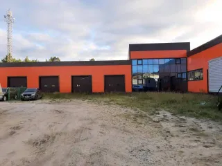 Нежилое здание (объект придорожного сервиса, 1/2 доля в праве общей долевой собственности), площадью 1164 кв.м., кадастровый номер: 89:12:110605:372, по адресу: ЯНАО, г. Ноябрьск, ул. Школьная, д. 6а, и земельный участок (3/16 доли в праве общей долевой собственности), площадью 5916 кв.м…
