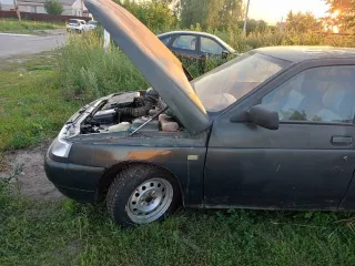 Легковой автомобиль, марка: ВАЗ, модель: 21104, год изготовления: 2005, цвет: темно зеленый, VIN: ХТА21104060910523, г/н: В302УВ21. Титульный собственник   супруг должника. На ходу, двигатель в рабочем состоянии, дно ржавое и гнилое, просветы. Не эксплуатируется примерно с 2020 года.