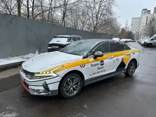 Kia K5, 2021. Автомобиль: марка/модель: KIA K5, идентификационный номер (VIN): XWEG2414BN0006517, наименование (тип ТС): легковой седан, категория: В, год выпуска: 2021, номер двигателя: G4NAMH621409, номер шасси (рамы): ОТСУТСТВУЕТ, номер кузова: XWEG2414BN0006517, цвет: белый-желтый-серый…