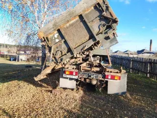 КАМАЗ 541120 1997 года выпуска. VIN: XТС54112012094540. Мощность двигателя: 210 л.с. (154,4 кВт). Переоборудован из седельного тягача, установлен самосвальный кузов с двухсторонним опрокидыванием.