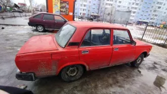 легковой автомобиль ВАЗ 21070, 1995 г.в.,  VIN: XTA210700T0961907, цвет кузова: рубин. Пробег установить не удалось в связи с заменой панели приборов. Многочисленные следы коррозии по кузову. Узлы и агрегаты требуют ремонта или замены.