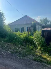 Дом 48,9 кв.м и земельный участок 595 кв.м, Кемеровская область. Дом, площадью: 48,9 кв.м, с кадастровым номером: 42:32:0102002:1180, расположенный на земельном участке, площадью: 595 кв.м, с кадастровым номером: 42:32:0102002:148; адрес: Российская Федерация, Кемеровская область - Кузбасс, г…