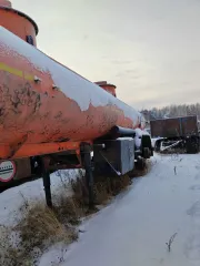 Полуприцеп цистерна Нефаз 96742-03, 2010 год, оранжевый цвет. VIN: X1F96742BA0001117. Государственный номер: АР584886. Имеет множественные сколы, местами коррозию, отсутствуют все колесные диски и резина.
