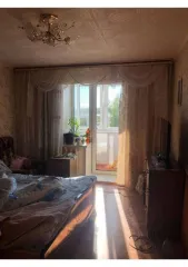 1/4 доля квартиры 65.6 кв.м., жилое помещение, адрес: Россия, Калужская обл., г. Калуга, ул. Хрустальная, д. 8, кв. 21, кадастровый номер 40:26:000239:382. Находится в общей долевой собственности. Сделка подлежит регистрации у нотариуса.