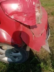 Suzuki SX4 2008 года, красный, VIN JSAGYA21S00163683. На ходу, помята задняя часть: бампер, крышка багажника, заднее левое крыло под замену. Задний фонарь битый, задняя резина лысая, левая задняя дверь и багажник заклинило после удара. Возможно, погнута задняя балка. Лобовое стекло треснуто по низу…