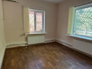 Нежилое помещение 97,5 кв. м, Ростовская обл., г. Таганрог, ул. Большая Бульварная, 10-25; 1101/3432 доли в праве общей долевой собственности на земельный участок, категория земель: земли населенных пунктов, вид разрешенного использования: для использования в производственных целях. Ознакомление с…