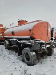 Нефаз 8602-10 2006 года выпуска. Полуприцеп-цистерна, цвет оранжевый. VIN: X1F86020060000746, государственный номер: АС269886, номер кузова: X1F86020060000746. Имущество в залоге. Согласно акту осмотра и фотографиям, имеет множественные сколы и местами коррозию.
