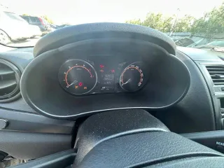 LADA Granta 2021, седан, серый, госномер Е525СВ186, VIN XTA219040N0822042, ЭПТС 1643 01040501477, СТС 99 44 703599. Вмятина возле левой передней фары.