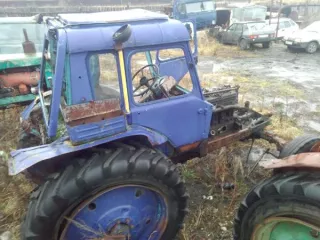 Единый лот в количестве 3 тракторов:  трактор МТЗ-82, год выпуска не определен, синего цвета, трактор Т-40АМ, 1988 г.в., зеленого цвета,  трактор Т-40АМ, заводской номер отсутствует, № двигателя 2860128, № переднего моста 740083,  имущество бывшее в употреблении, находится в неудовлетворительном…