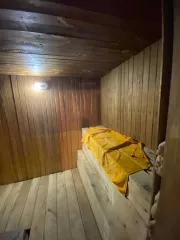 Жилой дом общей площадью 185,8 кв. м с кадастровым номером 54:11:040135:174 и земельный участок площадью 1442 +/- 13 кв. м с кадастровым номером 54:11:040135:48 с хозяйственными постройками. Адрес: Новосибирская область, Коченевский район, р.п. Коченево, ул. Пушкина, дом 13.