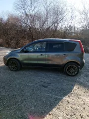 Nissan Note 2009, серый. Госномер А963СН125. Год выпуска 2009, Япония. ПТС 25 УР 566072. Кузов NE11085958. Двигатель бензиновый HR15, объем 1.5 л (1498 куб. см), мощность 109 л.с. Экологический класс 4. Масса без нагрузки 1170 кг, разрешенная максимальная масса 1445 кг. Автомобиль в залоге у АО…