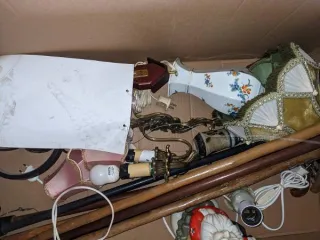 Предметы интерьера: полотно с изображением 1 шт, камин б/у 1 шт, стол для машинки "Оверлок" 1 шт, выставочный стенд в разобранном виде 1 шт, часовой шкаф напольный 2 шт, барометр/термометр 1 шт, изделия из керамики 4 шт, светильники настенные и настольные 6 шт, изделия из дерева и металла (трости)…