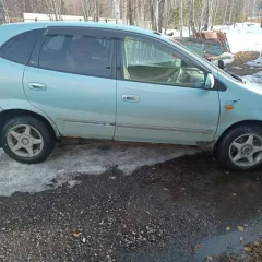 Nissan Tino 1999 года, 120 л.с., пробег 341813 км, АКПП. VIN кузова: V10-010299, номер двигателя: QG18 257875, объем 1769 см³, цвет синий, госномер У186ВР138. Требуется ремонт: значительная коррозия кузова, гнилые пороги и дно. Необходим ремонт АКПП, ходовой части и электрики (последствия…