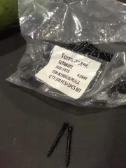 Саморезы черного цвета 13 000 штук, биты для шуруповерта 130 штук.