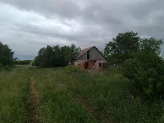 Школа 144.9 кв.м и земельный участок 1304 кв.м Оренбургская область Школа, земельный участок Здание, наименование: школа, кадастровый номер 56:23:0703001:212, площадь 144,9 кв.м., назначение: нежилое, виды разрешенного использования: данные отсутствуют, количество этажей 1, в том числе подземных 0…