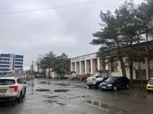 Имущественный комплекс: здание (административное с магазином и СТО), назначение: нежилое, общая площадь 2491,4 кв.м, количество этажей: 1-3, адрес: Новосибирская область, город Новосибирск, Ленинский район, ул. Станционная, д. 62, кадастровый номер: 54:35:061490:2082. Здание расположено на…