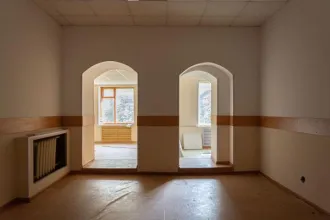 Имущественный комплекс общей площадью 1591.4 кв.м в Липецкой области, включающий земельный участок площадью 5 583 кв.м (кадастровый номер: 48:11:0470166:12), два здания и два сооружения по адресу: Россия, Липецкая область, Лебедянский район, г. Лебедянь, ул. Ленина, дом 50. Объект 1: Нежилое здание…