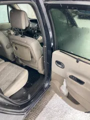 Renault Grand Scenic 2006 года, серый, VIN: VF1JMJEN636905226, госномер: А343ТА51. Особенности тех. состояния: отсутствует фрагмент заднего бампера (требуется его замена), нарушения лакокрасочного покрытия на крышке багажного отделения.