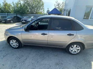 LADA Granta 2021, седан, серый, госномер Е525СВ186, VIN XTA219040N0822042, ЭПТС 1643 01040501477, СТС 99 44 703599. Вмятина возле левой передней фары.