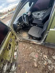 ВАЗ-21063 1990, ИЖ 2126-030 2003. ВАЗ-21063 1990 года, госномер отсутствует, цвет бежевый, VIN XTA210630L2419060 повреждён. Состояние: б/у, кузов мятый, верх покрыт черной пленкой, ржавчина по кузову, салон разукомплектован, без аккумулятора, документы и ключи отсутствуют. ИЖ 2126-030 2003 года…