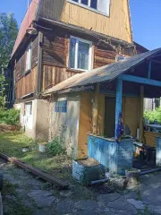 Земельный участок площадью 1593 кв.м. Расположен в Пермском крае, Пермском районе, Сылвенском сельском поселении. Кадастровый номер 59:32:3600003:939. На участке находятся незарегистрированные постройки: дом под снос, дом из деревянного бруса, баня из бруса.