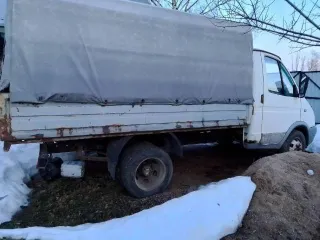 ГАЗ-3302 2003 года, цвет кузова снежно-белый. VIN: XTH33020031880306, категория ТС – В. Мощность двигателя 72.2 кВт, рабочий объем 2285 куб. см. Разрешенная максимальная масса 3500 кг, масса без нагрузки 1900 кг.