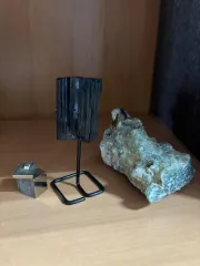 Сырье полудрагоценных камней: кристалл шерла, кристалл пирата и сросток аметистового кварца (2593 З/Т).