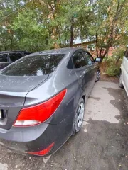 Hyundai Solaris 2015 года, 107 л.с., пробег 160176 км, автоматическая коробка передач. VIN – Z94CT41CBFR468031, госномер – Х907СК55. Учтено техническое состояние: коррозийные повреждения лакокрасочного покрытия. Требуется химчистка салона.