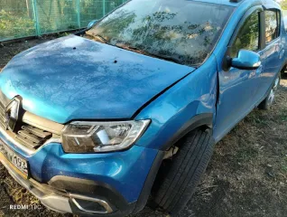Автомобиль Renault Sandero Stepway, 2020 г.в., VIN: X7L5SRLT666683013, цвет кузова: синий, тип транспортного средства: легковой универсал. Повреждения колёс (шин), элементов ходовой части, стекол, фар, указателей поворота, стоп-сигналов и других стеклянных элементов (в т.ч. зеркал), а также…