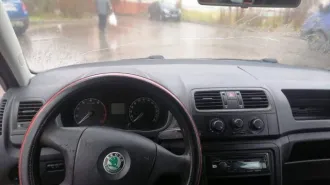 Skoda Fabia, 2007 года, 69 лс, 214000 км, МКПП, красно-коричневый, VIN TMBAH15J483042749, пробег 213171 км, бензин, объем 1198 куб.см, местонахождение: г. Вологда, ул. Воркутинская, д. 16Г (парковка у дома), ржавчина и потертости по кузову, пробег 213174.