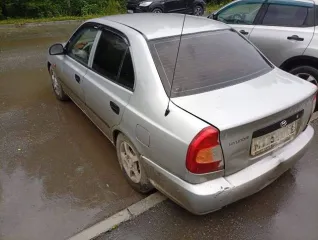 Хендэ Акцент 2003 года, светло-серый. VIN: X7MCF416P4M007378, ПТС: 74831427, госномер: М175НХ196. Изготовитель: ООО ТАГАЗ (Россия). Тип двигателя: бензиновый, мощность 102 л.с. Разрешенная максимальная масса 1555 кг, масса без нагрузки 1176 кг.