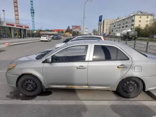 Geely GC6, 2014 года, 94 лс, 397464 км, легковой автомобиль, VIN X9W8624SGED000795, марка: Geely GC6, год изготовления: 2014, мощность двигателя, л. с. (кВт): 94, цвет: серебристый, вид собственности: индивидуальная, пробег 397464. На кузове невооруженным глазом видны следы коррозии.