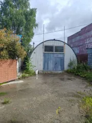 Здание склада с офисами 301,6 м² и участок 835 м², Сургут. Земельный участок, кадастровый номер: 86:10:0101212:894, площадь: 835 +/- 6 м2, категория земель: земли населенных пунктов, и нежилое здание — склад с офисными помещениями, 2 этажа, кадастровый номер: 86:10:0101212:524, площадь: 301.6 м2…