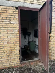 Навес на пандусе из металлоконструкций, сборно-разборный, литера Г1, площадь 196,5 кв.м.; 
Трансформаторная подстанция кирпичная капитальная и распределительный узел 0,4 кВ, №3017 ТР-Р РУ-04KV, литера Д, площадь 23,3 кв.м.; 
Гараж кирпичный капитальный, литера Е, площадь 61,5 кв.м…