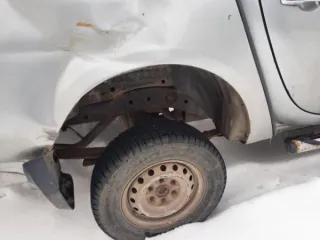 Mitsubishi L200 2012 года выпуска, цвет серый, VIN MMCJNKB40CDZ11291, номер кузова MMCJNKB40CDZ11291, государственный номер M883XM29, объем двигателя 2477 куб. см, мощность двигателя 100 кВт/136 л.с. Состояние: коррозия, вмятина, ржавчина. 1 штука. Модель L200, марка Mitsubishi, назначение pryamie…