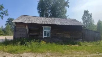 Нежилое здание с кад. номером 70:04:0100016:376, 40 кв.м., по адресу: Томская обл., р-н Верхнекетский, п. Центральный, ул. Советская, д.15, расположенное на земельном участке, принадлежащем муниципалитету (условия пользования никак не оформлены).