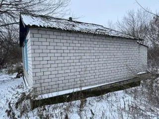 Нежилое здание 41,4 кв.м и земельный участок 200 кв.м, Курская область, расположенные по адресу: Курская область, Советский район, Александровский сельсовет, с. Грязное, д. 250А. Здание, назначение: нежилое, наименование: нежилое здание, площадь – 41,4 кв.м, количество этажей: 1, в том числе…