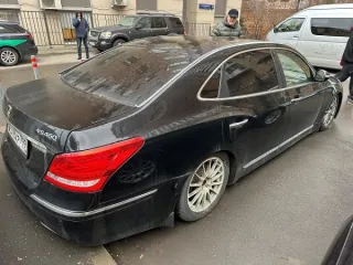 Hyundai Equus 2010 года, черный. VIN: KMHG41FBAU019435. Год выпуска 2010, пробег 307086 км. Двигатель бензиновый, объем 4.6 л (4627 куб. см), мощность 373 л.с. (274.3 кВт), экологический класс 4. Масса без нагрузки 2150 кг, разрешенная максимальная масса 2505 кг. Категория B. Государственный…