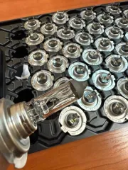 Годные остатки изделий: крышка-заглушка для фары автомобиля из резины черного цвета 80 штук, патрон для лампочки 41 штука, заглушки из резины черного цвета 122 штуки, элемент крепления из пластмассы белого цвета 40 штук, патрон для лампочки из пластмассы серого цвета 40 штук, элемент крепления из…