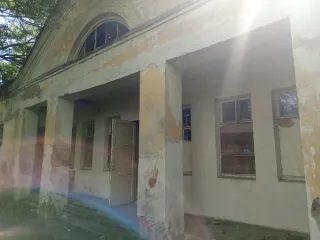 Нежилое здание (бывшее инфекционное отделение больницы), с кадастровым номером 60:10:0010210:57, общей площадью 446,5 м², по адресу: Псковская обл., Новоржевский р-н, г. Новоржев, ул. Медицинская, д. 2, корп. 9, расположенное на земельном участке с кадастровым номером 60:10:0010221:124 общей…
