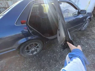 Toyota Sprinter 1998 года, 100 лс, 300000 км, АКПП. VIN отсутствует, кузов № H077749, цвет синий. Коробка затягивает при переключении. По кузову есть недостатки, имеются сколы. В правой стороне спереди не понятные стуки. Возможно наличие иных скрытых недостатков.